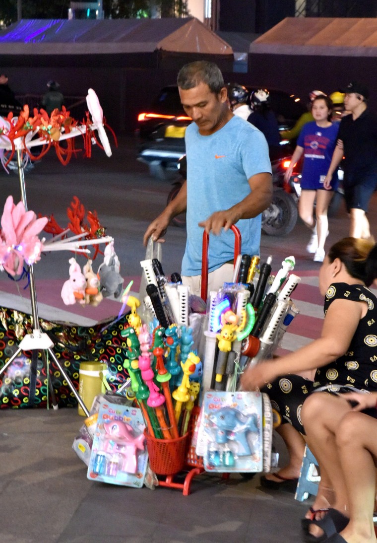 Sài Gòn trang hoàng rực rỡ đón Giáng Sinh ảnh 13