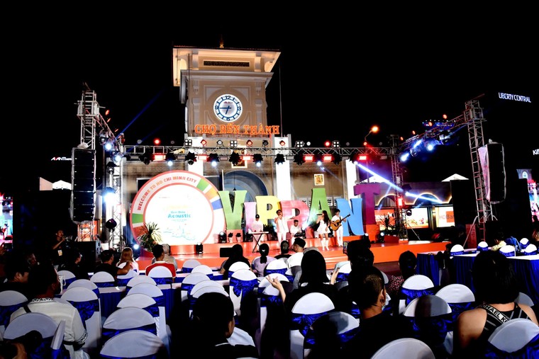 Sài Gòn trang hoàng rực rỡ đón Giáng Sinh ảnh 2