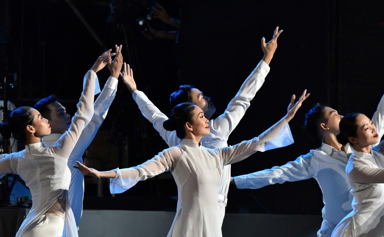 Hàng nghìn người tham dự đêm nhạc “Bài ca không quên” ảnh 5