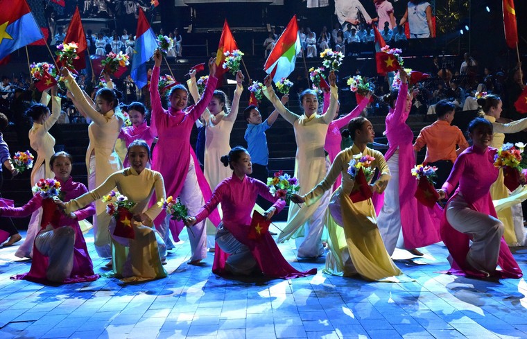 Hàng nghìn người tham dự đêm nhạc “Bài ca không quên” ảnh 11