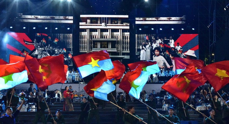 Hàng nghìn người tham dự đêm nhạc “Bài ca không quên” ảnh 16