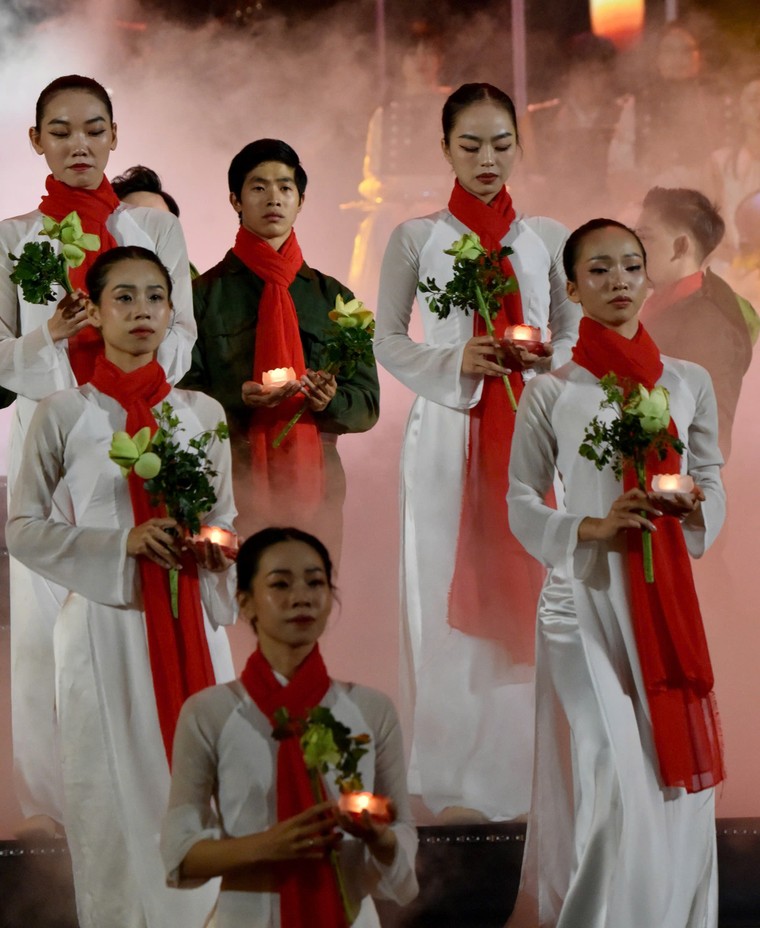 Hàng nghìn người tham dự đêm nhạc “Bài ca không quên” ảnh 10