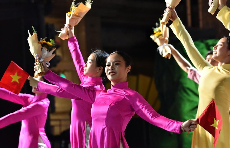 Hàng nghìn người tham dự đêm nhạc “Bài ca không quên” ảnh 6