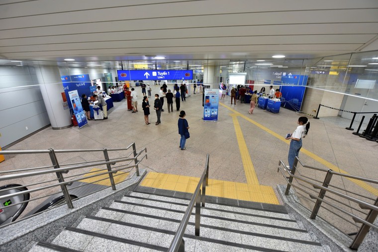 Lần đầu đi Metro! ảnh 2