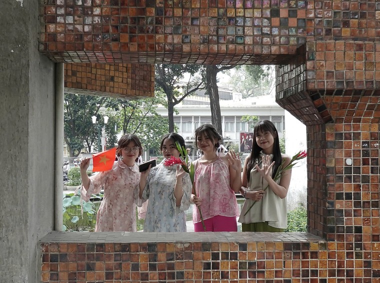 Hồ Con Rùa ngày và đêm đón năm mới 2025 ảnh 7