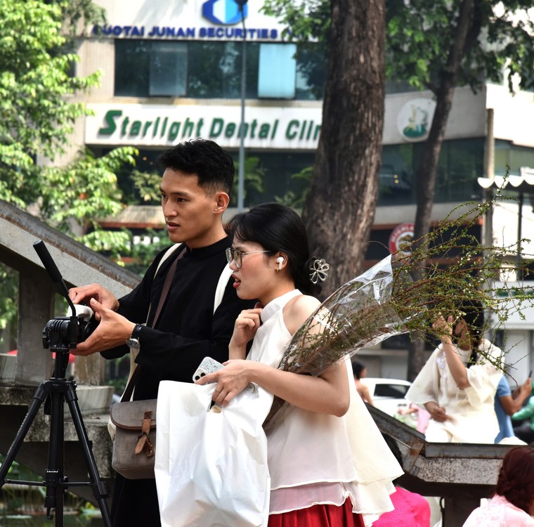 Hồ Con Rùa ngày và đêm đón năm mới 2025 ảnh 5