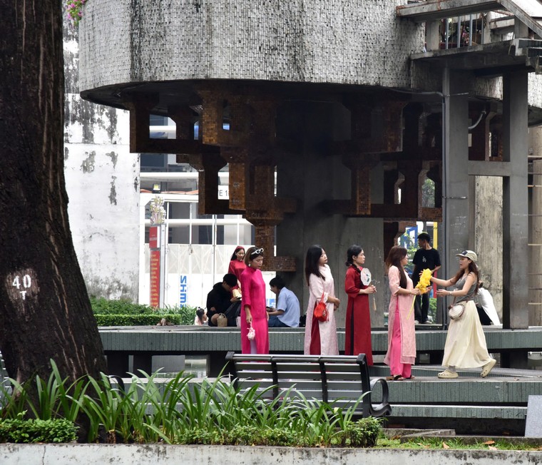 Hồ Con Rùa ngày và đêm đón năm mới 2025 ảnh 1