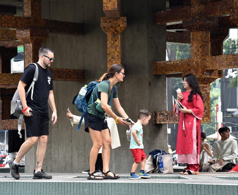 Hồ Con Rùa ngày và đêm đón năm mới 2025 ảnh 3