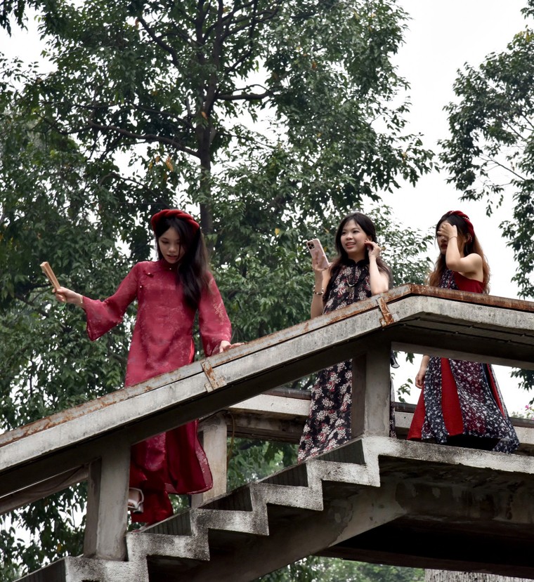 Hồ Con Rùa ngày và đêm đón năm mới 2025 ảnh 8