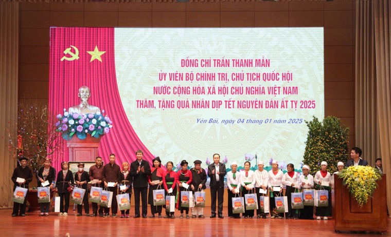 Agribank trao an sinh xã hội và tặng quà Tết cho người nghèo, gia đình chính sách tỉnh Yên Bái ảnh 2