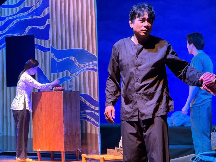 Sân khấu kịch TPHCM một năm nhìn lại: Tín hiệu vui sau bao thăng trầm! ảnh 2