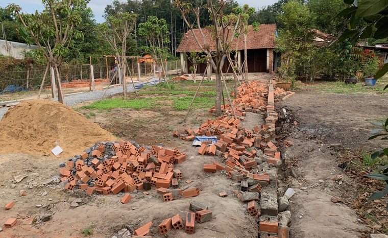 TP.HCM: Nhóm người lạ chiếm nhà dân, đập phá tài sản và doạ chém ảnh 2