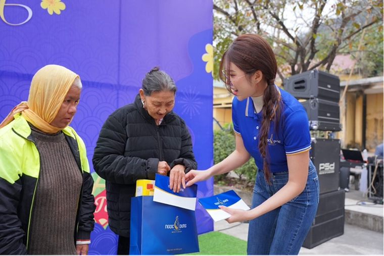 Hoa hậu Lan Anh cùng Thẩm mỹ viện Ngọc Dung “mang xuân về” đến những mảnh đời kém may mắn ảnh 1
