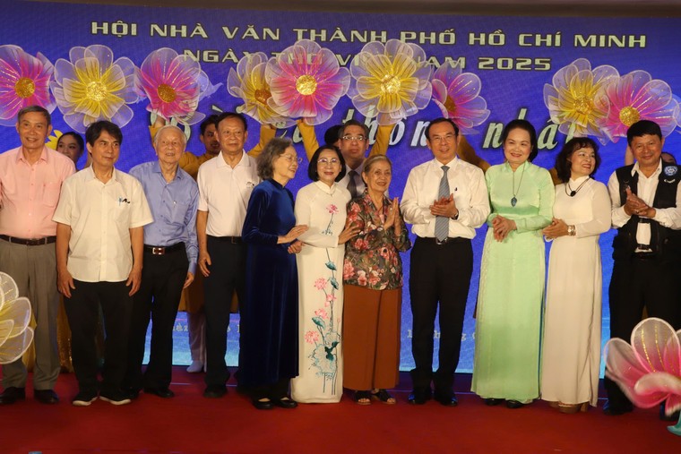 Ngày thơ Việt Nam tại TPHCM: Bài ca thống nhất! ảnh 3