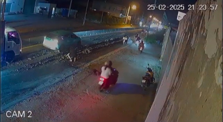 Truy tìm xe ben đổ bùn đất khiến nhiều phương tiện té ngã ảnh 1