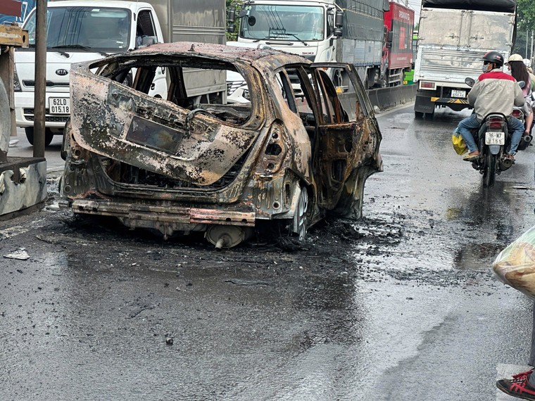 TP.HCM: Xe ô tô đang chạy thì cháy trơ khung, giao thông ùn ứ gần 5km ảnh 2