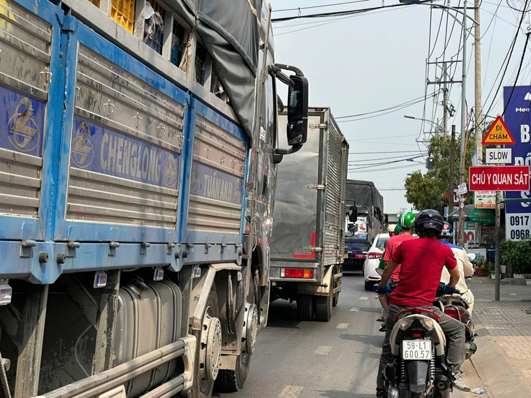 TP.HCM: Xe ô tô đang chạy thì cháy trơ khung, giao thông ùn ứ gần 5km ảnh 3