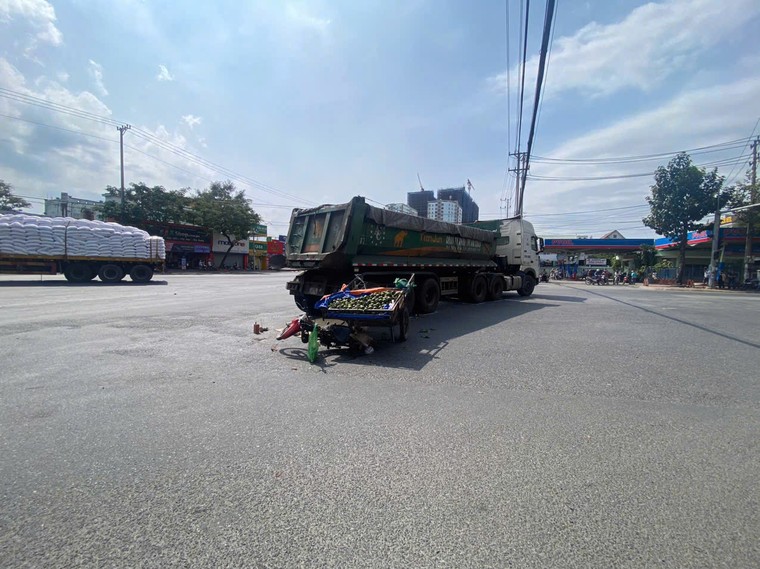 Bà Rịa Vũng Tàu: Va chạm với xe đầu kéo, người phụ nữ bán trái cây dạo tử vong ảnh 2