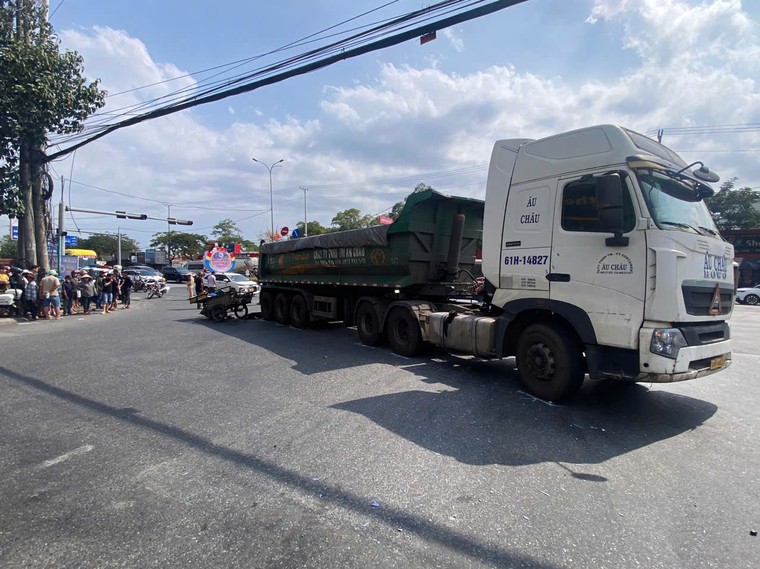 Bà Rịa Vũng Tàu: Va chạm với xe đầu kéo, người phụ nữ bán trái cây dạo tử vong ảnh 1