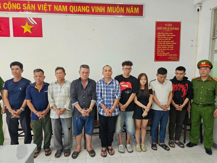 TP.HCM: Khiêng quan tài diễu phố, 9 người bị bắt đối mặt mức án lên đến 7 năm tù ảnh 1