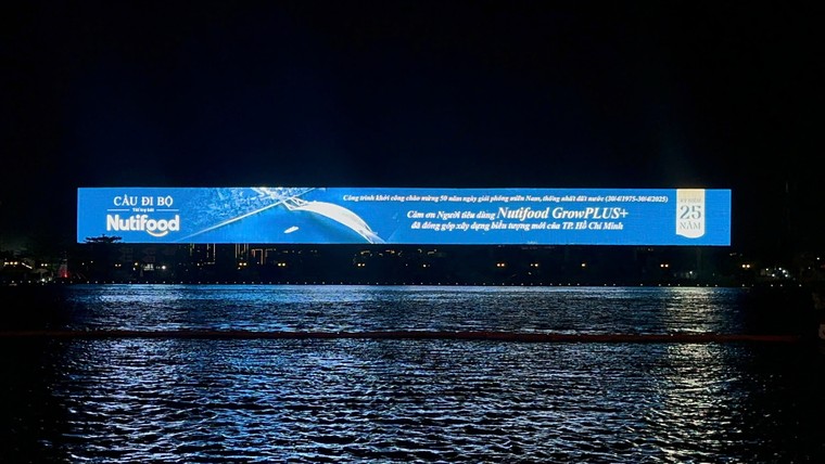 Cầu đi bộ qua sông Sài Gòn tỏa sáng trên Sky LED lớn nhất Đông Nam Á ảnh 1