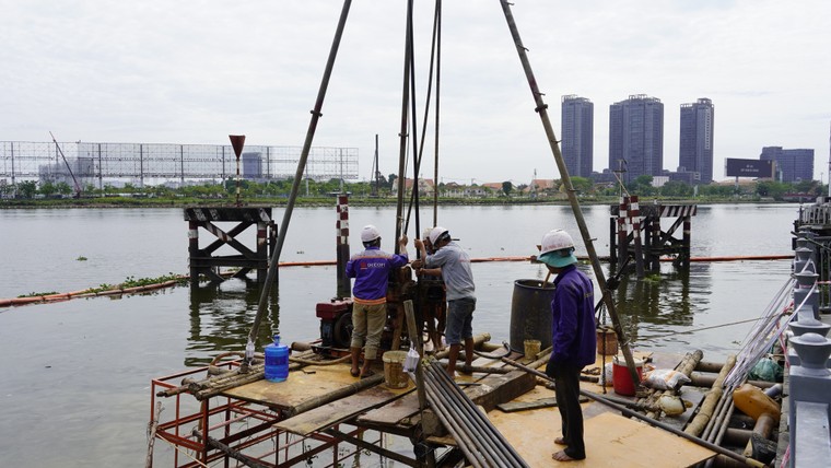 Cầu đi bộ qua sông Sài Gòn tỏa sáng trên Sky LED lớn nhất Đông Nam Á ảnh 3