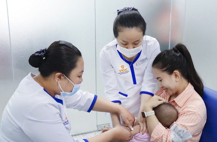 Hệ thống tiêm chủng VNVC trao tặng nửa triệu liều vắc xin sởi cho Bộ Y tế ảnh 2