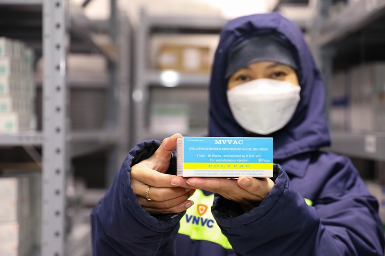Hệ thống tiêm chủng VNVC trao tặng nửa triệu liều vắc xin sởi cho Bộ Y tế ảnh 1