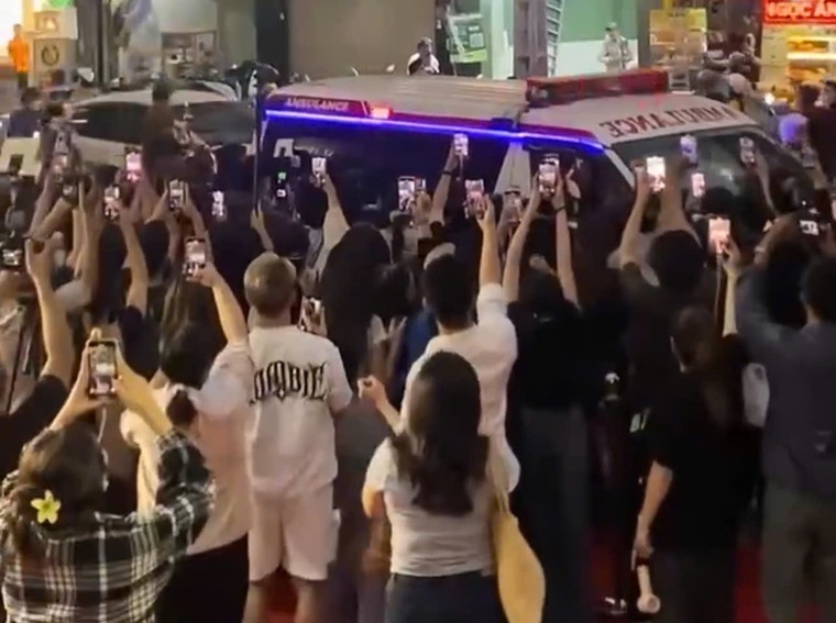 CSGT thu hồi giấy phép tài xế dùng xe cứu thương để chở diễn viên đi họp báo ảnh 1