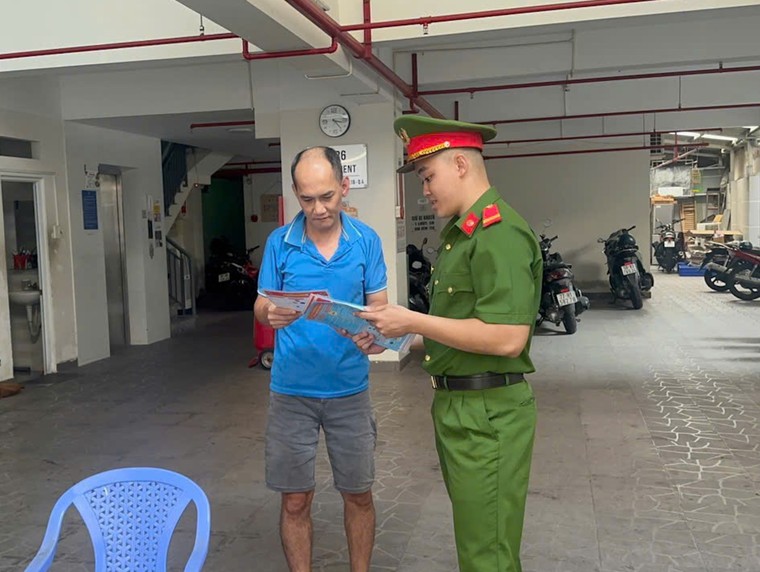 TP.HCM: Lực lượng Công an hướng dẫn chủ nhà trọ khắc phục vi phạm PCCC ảnh 1