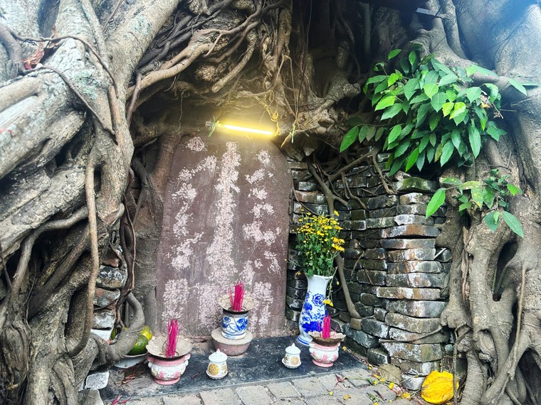 Người dân phố Hội xót xa bia cổ ảnh 2