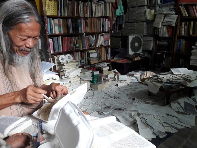 Vĩnh biệt dịch giả Nguyễn Tiến Văn: cả đời mua sách để đem cho ảnh 3