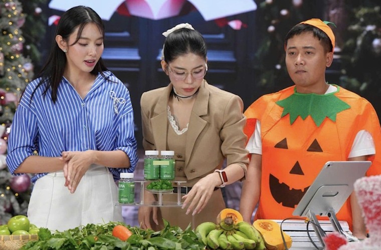 Hoa hậu Thuỳ Tiên: Tuổi thơ bất hạnh, danh vọng lấm lem ảnh 2