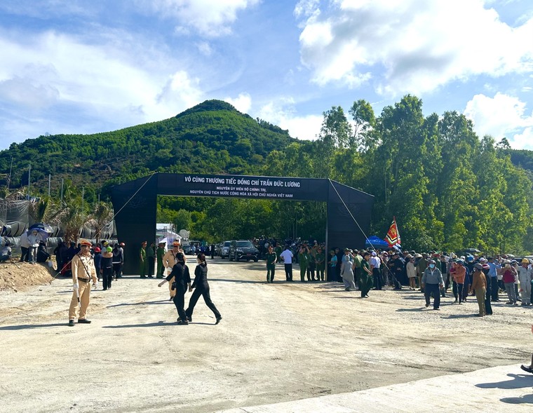 An táng nguyên Chủ tịch nước Trần Đức Lương tại quê nhà ảnh 2