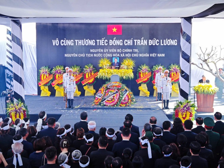 An táng nguyên Chủ tịch nước Trần Đức Lương tại quê nhà ảnh 3