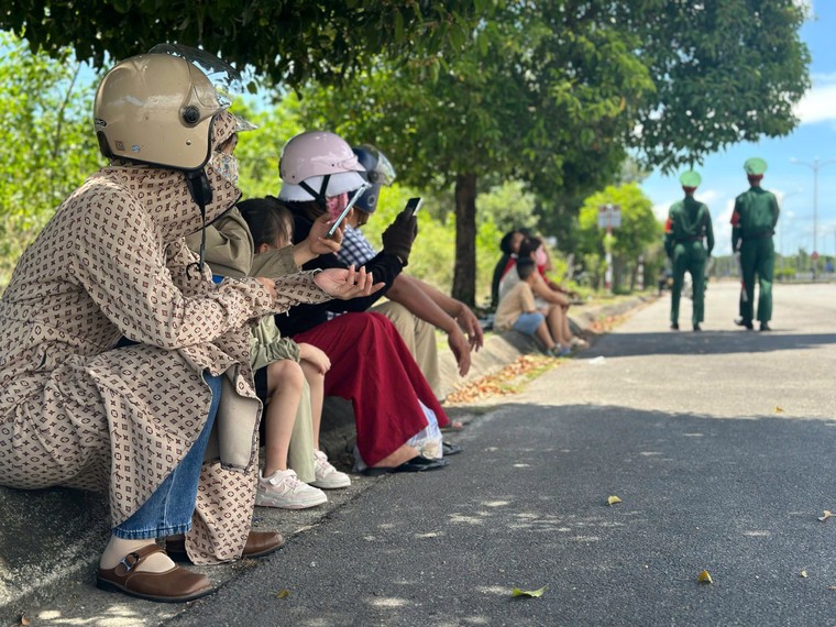Chùm ảnh: Linh cữu nguyên Chủ tịch nước Trần Đức Lương về với đất mẹ ảnh 3