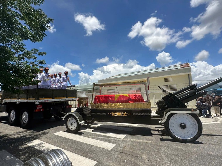 Chùm ảnh: Linh cữu nguyên Chủ tịch nước Trần Đức Lương về với đất mẹ ảnh 4