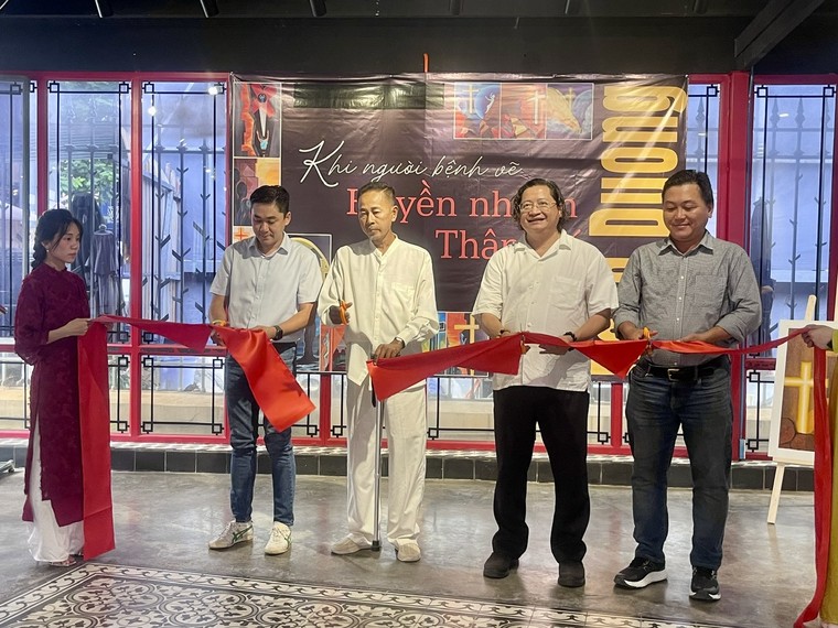 "Huyền nhiệm Thập giá. Khi người bệnh vẽ" – triển lãm đầu tiên và cuối cùng của họa sĩ Đặng Dương ảnh 1