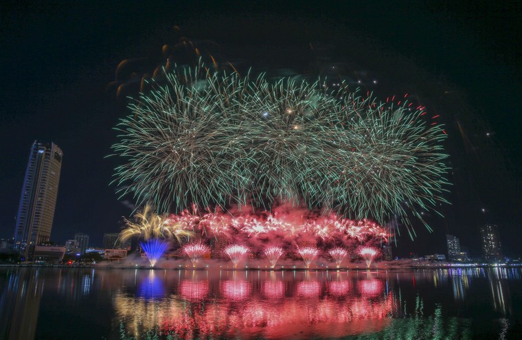 Rực rỡ đêm khai mạc pháo hoa Đà Nẵng 2025 ảnh 3