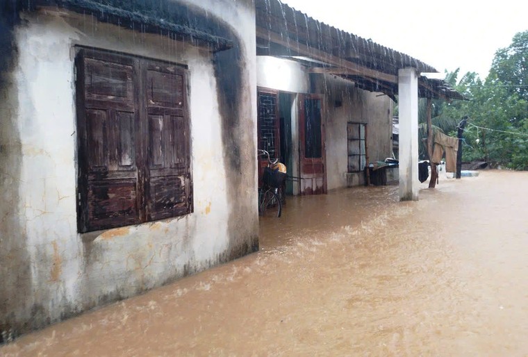 Mưa lớn gây ngập nặng miền Trung, nhiều nơi bị chia cắt ảnh 2