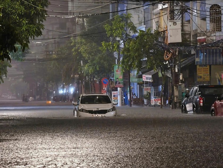 Mưa lớn gây ngập nặng miền Trung, nhiều nơi bị chia cắt ảnh 5