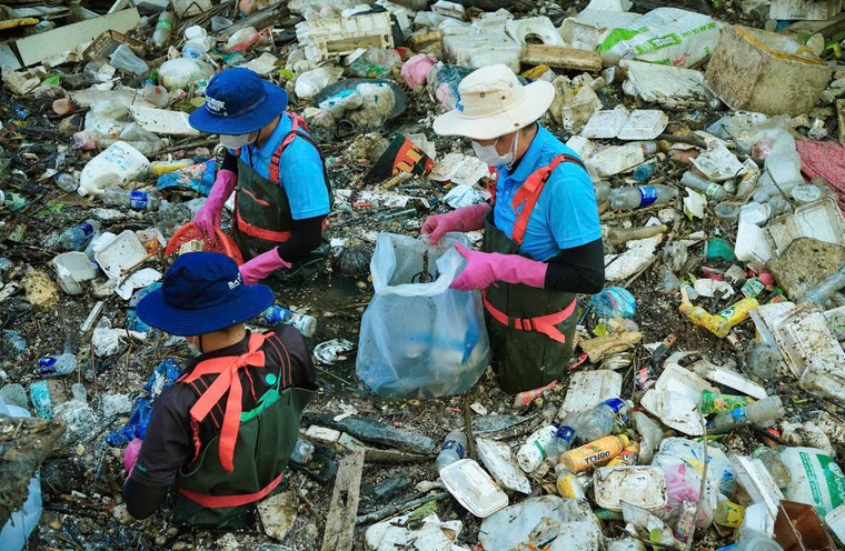 TP.HCM: Vớt rác, dọn bùn ở kênh Hy Vọng ảnh 3