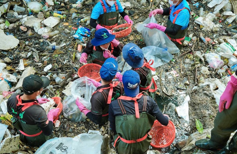 TP.HCM: Vớt rác, dọn bùn ở kênh Hy Vọng ảnh 4