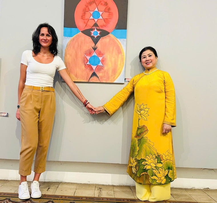 Nghệ sĩ Linh Huyền: từ bảo tàng cải lương đến "Vũ trụ cũng biết nói" ảnh 1