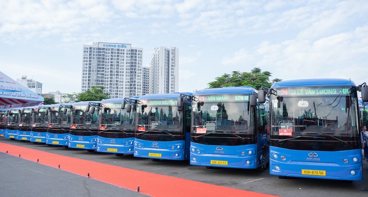 TP.HCM: Người dân trải nghiệm dàn xe buýt điện vừa lăn bánh ảnh 1