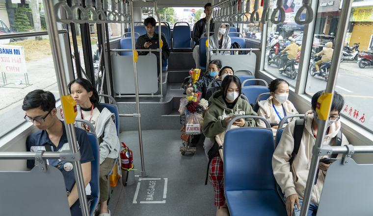 TP.HCM: Người dân trải nghiệm dàn xe buýt điện vừa lăn bánh ảnh 3