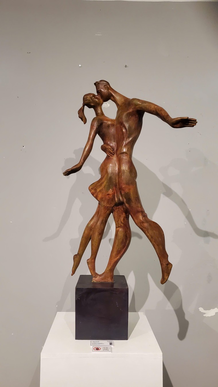 Điêu khắc gia Nguyễn Hoàng Ánh tạc tượng “Lời của gió’ ảnh 2