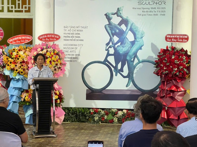 Điêu khắc gia Nguyễn Hoàng Ánh tạc tượng “Lời của gió’ ảnh 1