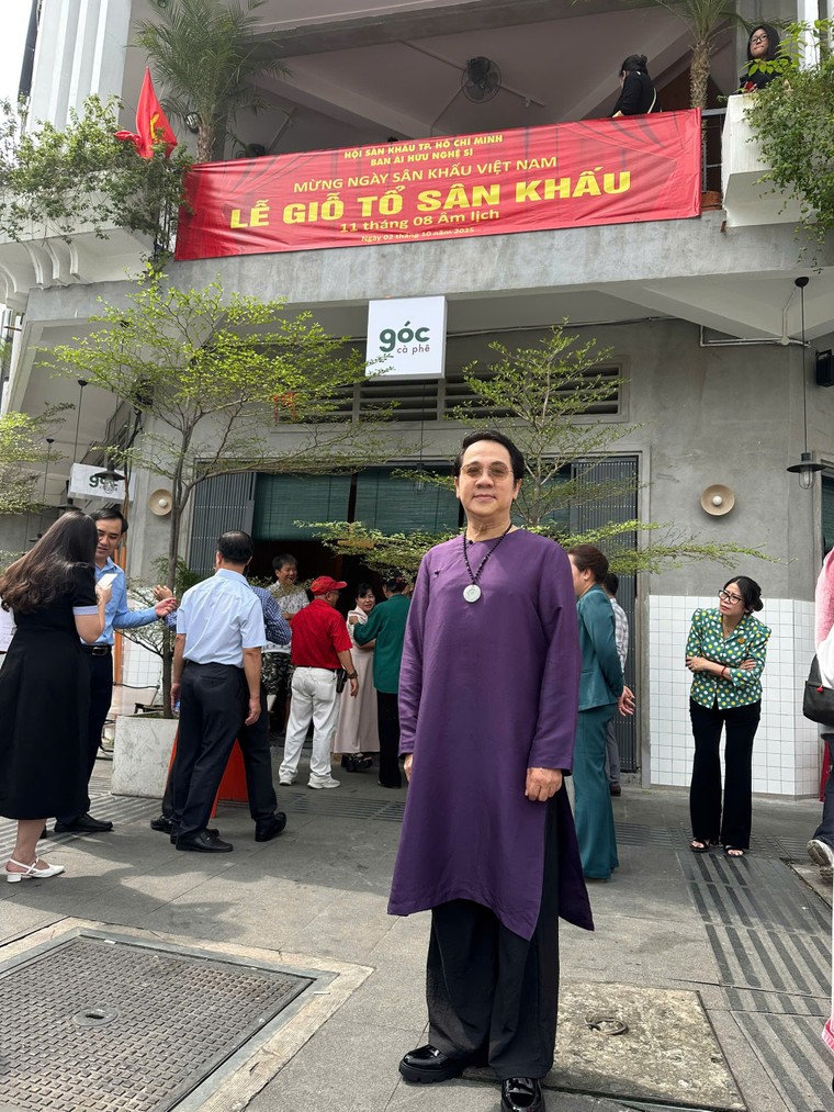Những nghĩa cử đẹp trong ngày cúng tổ sân khấu tại TPHCM ảnh 3