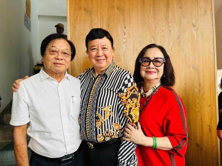 Những nghĩa cử đẹp trong ngày cúng tổ sân khấu tại TPHCM ảnh 1